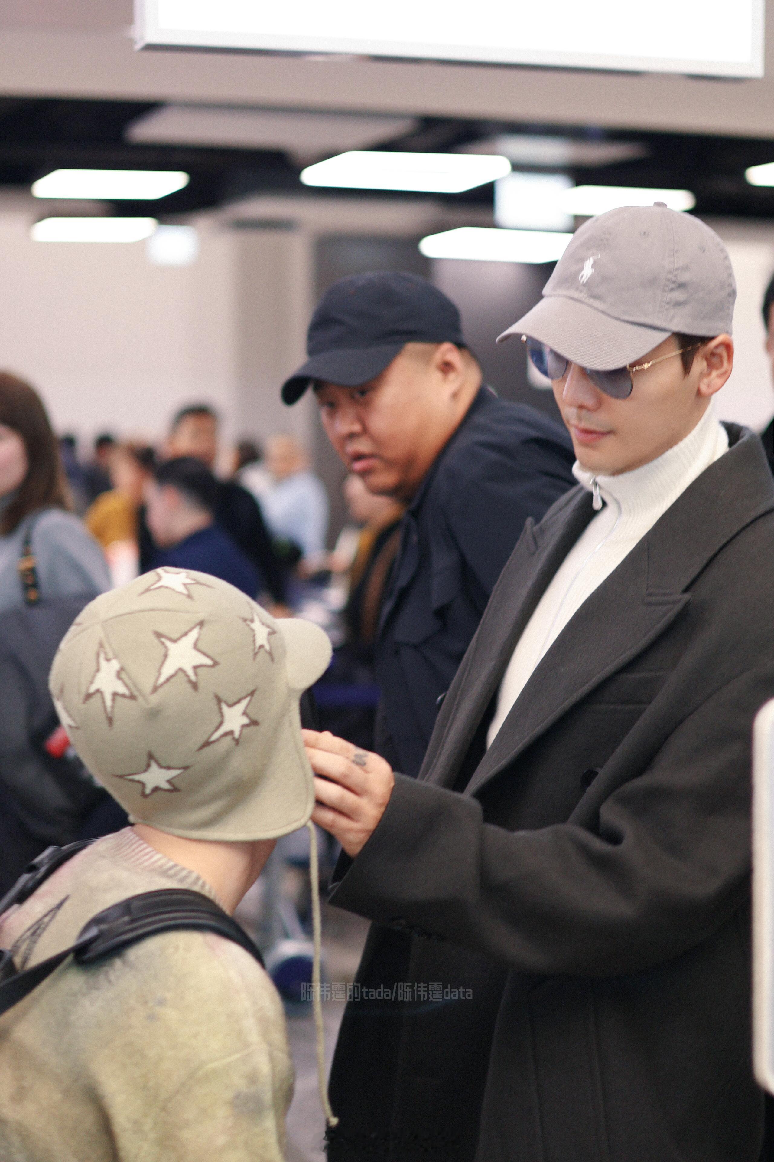 梦回潮流合伙人了陈伟霆帮范丞丞整理头发出发团意大利回国路透 ​​​