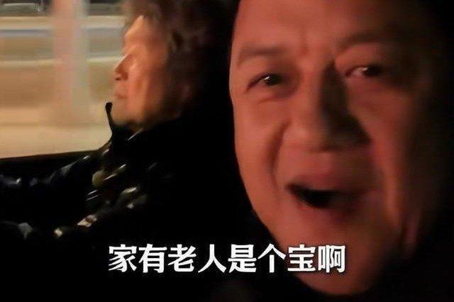 凤凰新闻【李亚鹏回家过年聚餐，83岁母亲罕出镜头发花白，但精神好还能开车】又是一