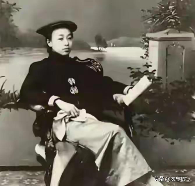 很多人只知吴化文起义，却不知站在一旁的女子，才是破局关键
 
1948年9月19