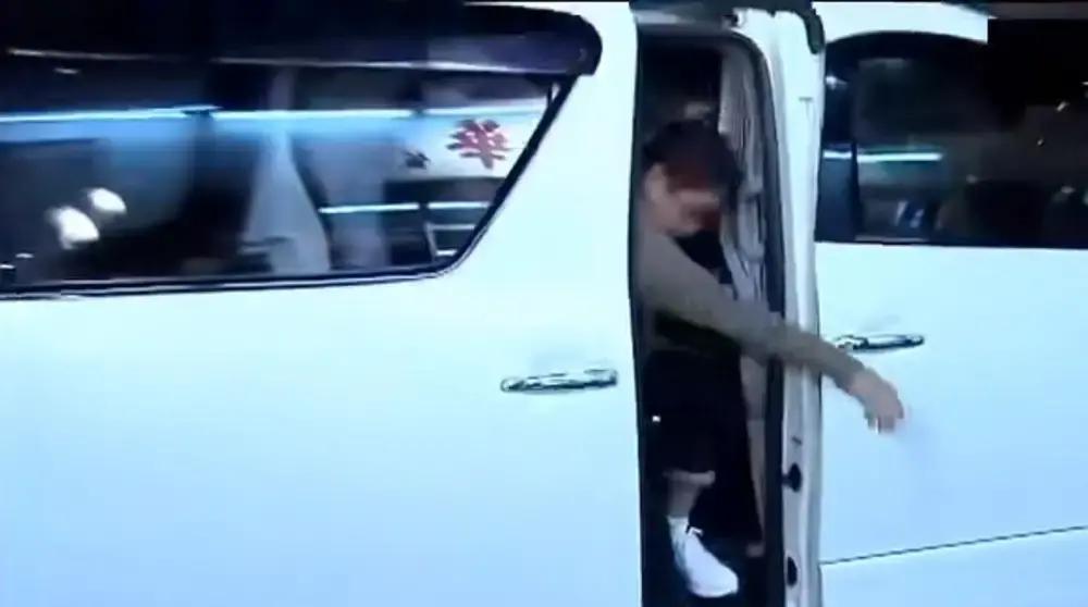 谭咏麟昨天被拍到一个人出现在深水埗街头，穿着普通T恤，手里拎个塑料袋，低头找小吃