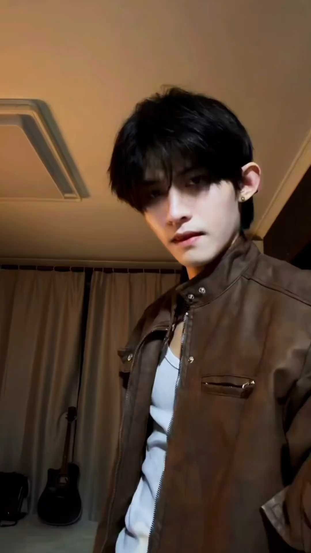 怎么感觉现在眼神没有以前有侵略性了以前有种“老子最帅 不服憋着”的感觉 
