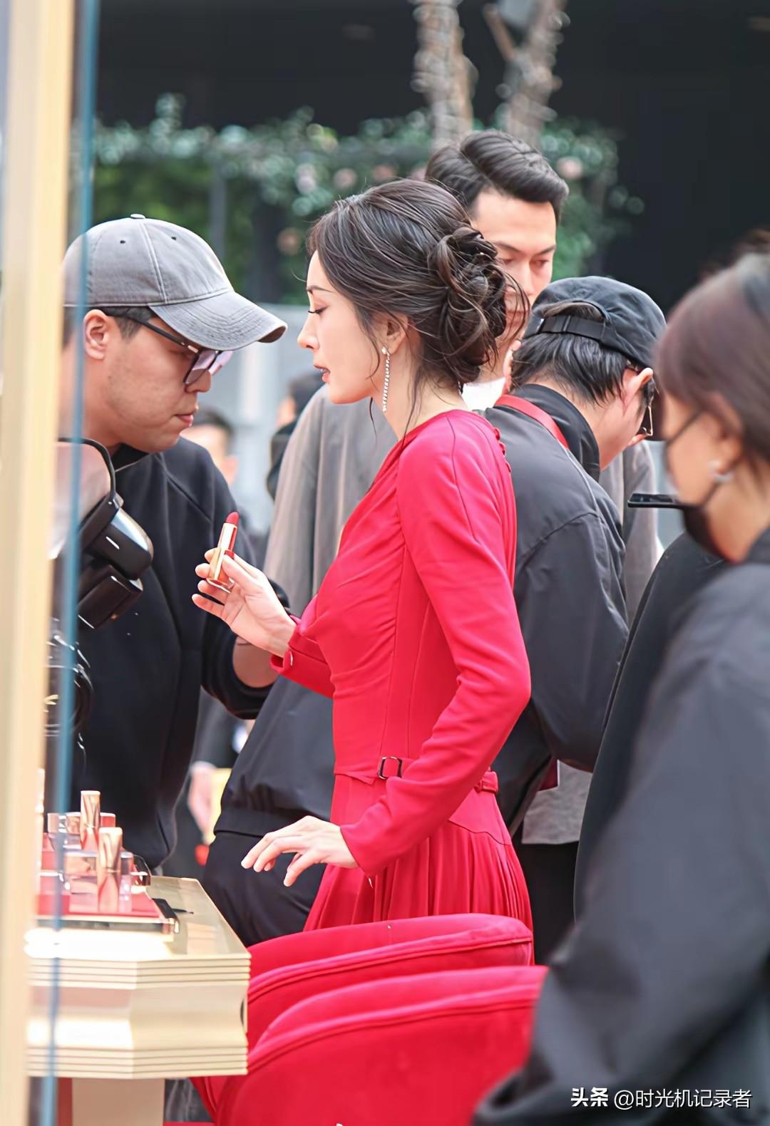 杨幂这身材也是85花最好的，好像小孩子一样薄，杨幂这么多年也自律，离婚7年，不恋