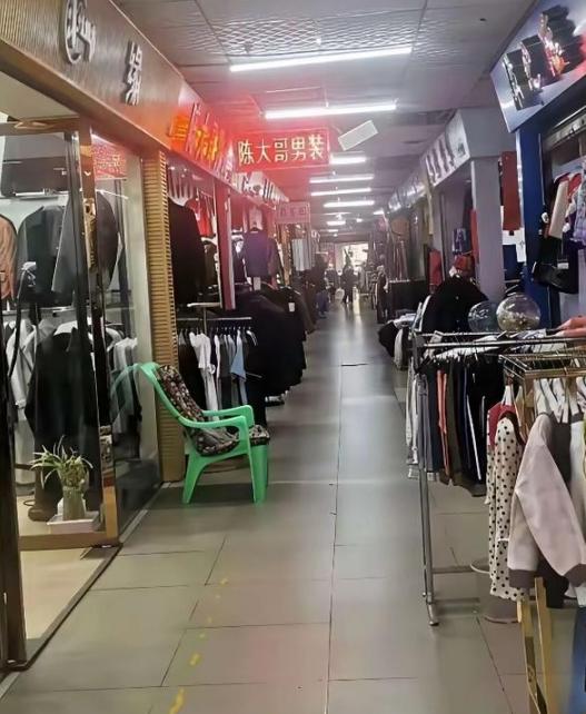 为什么唯独在我们中国，电商彻底干趴了实体店？说白了，就一个原因：便宜，太便宜了。
