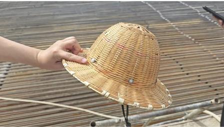 草帽硬当安全帽、高空作业不系安全带！近日，银川一个重点工程施工现场，让中央巡查组