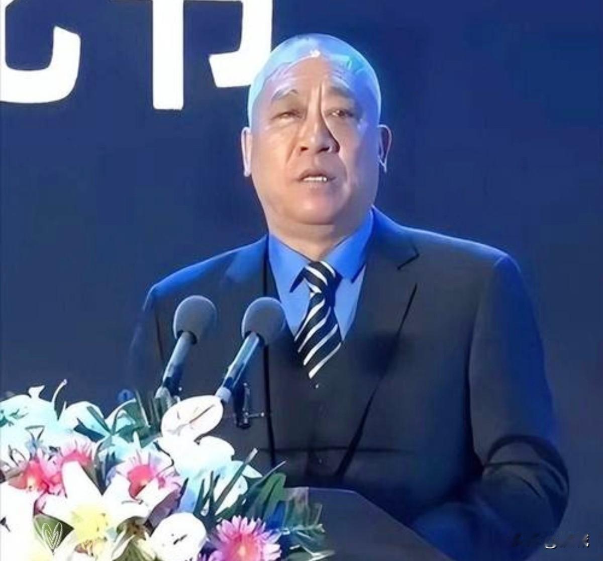 一提到崔培军，大家第一反应就是那位年会上狂撒几千万现金、豪气冲天的矿老板，可真相