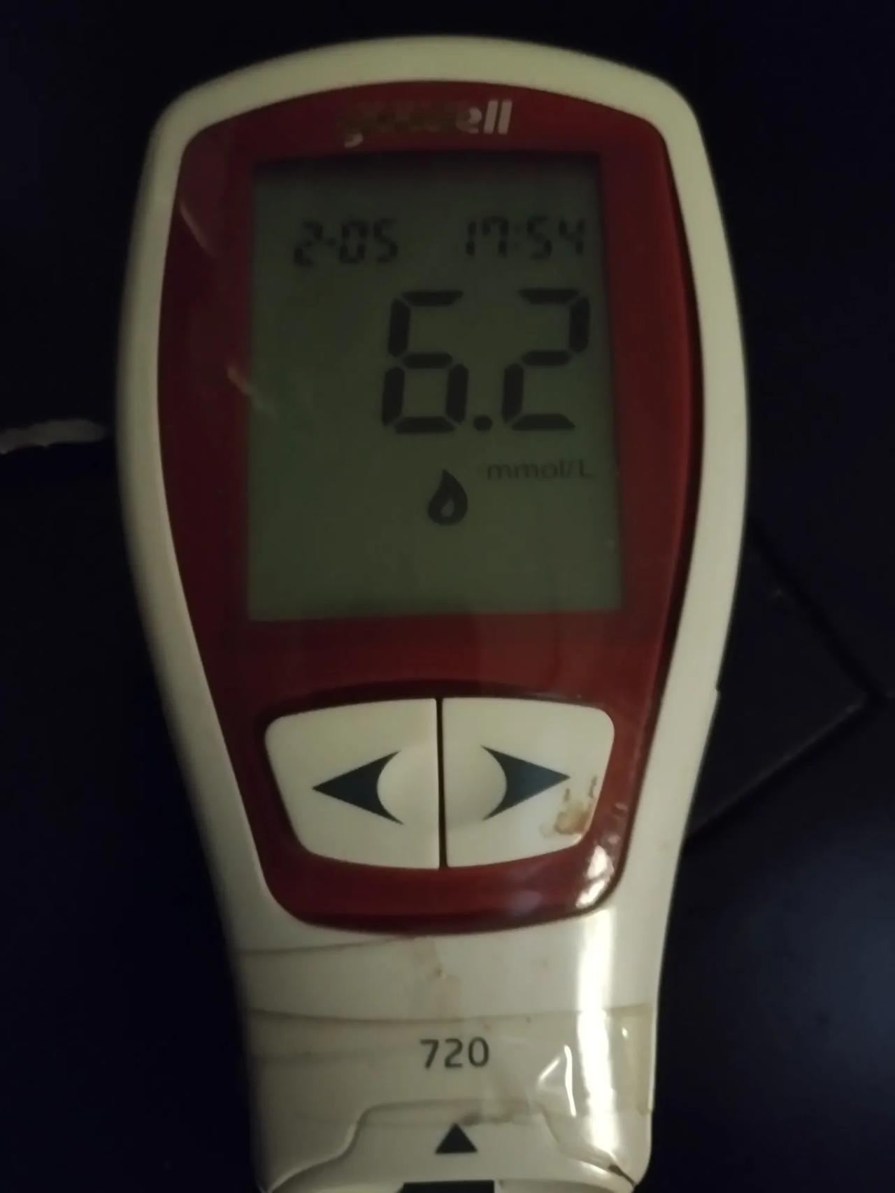 今天早晨起床后突然间想起来。

我有一个多月没测量血糖了。

想起来了就测一下吧