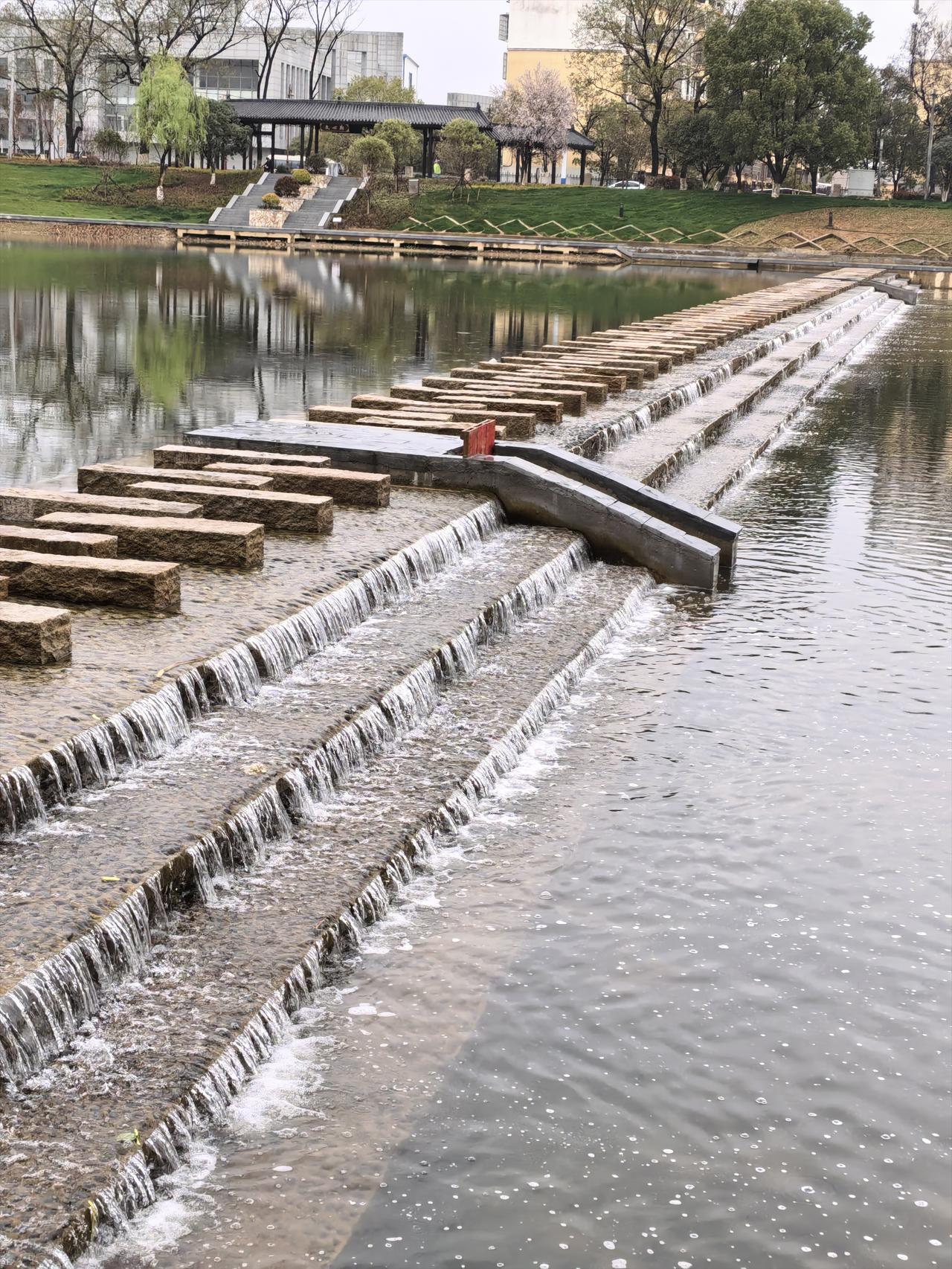 -条养育桐城人的母亲河一一龙眠河，去年河道进行整治改造后，两岸绿化非常整洁，河水