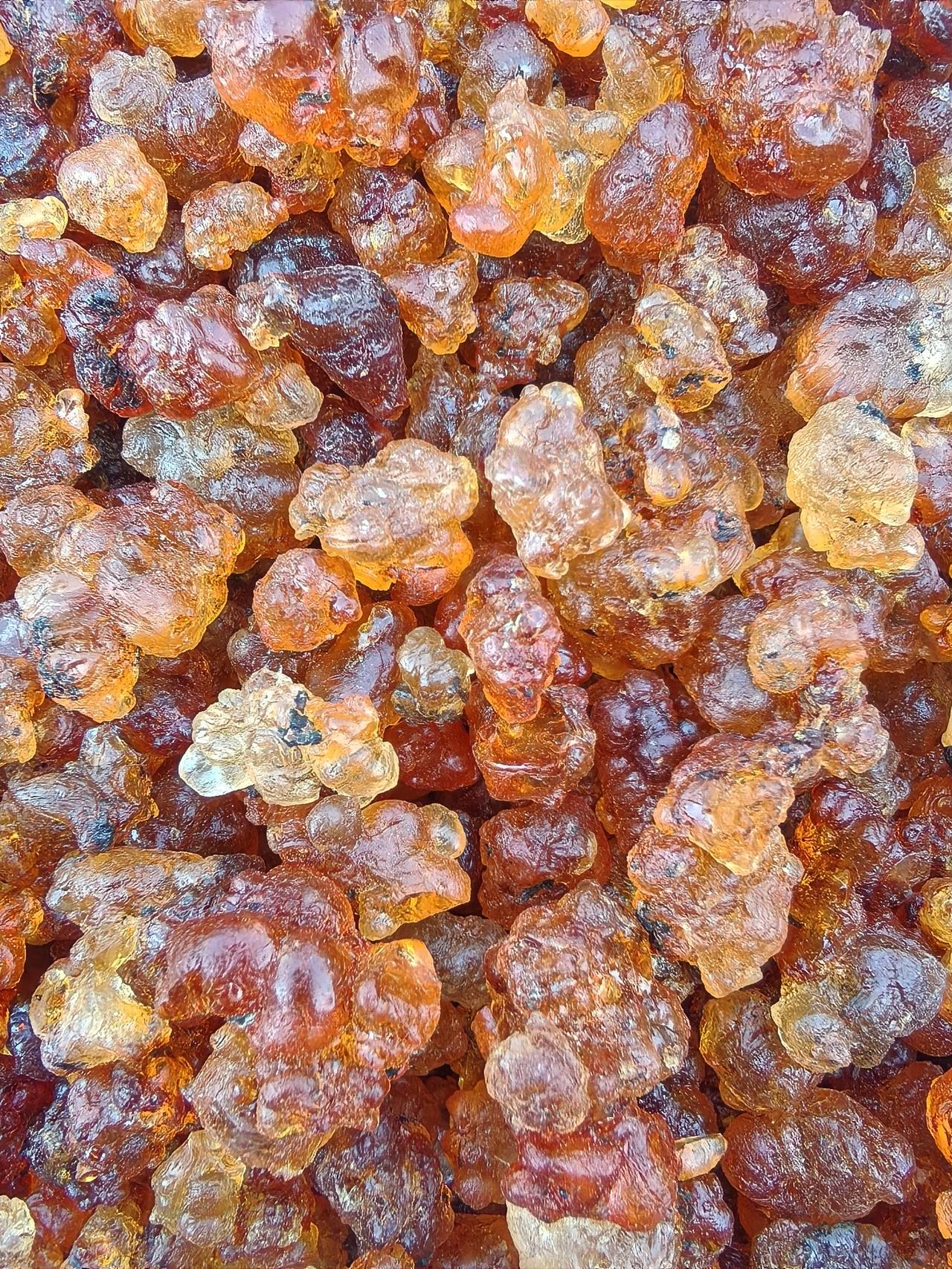 今天在菜市场瞧见有小贩售卖一种不知名的食物。它是肉粉色的颗粒状，口感软糯。我实在