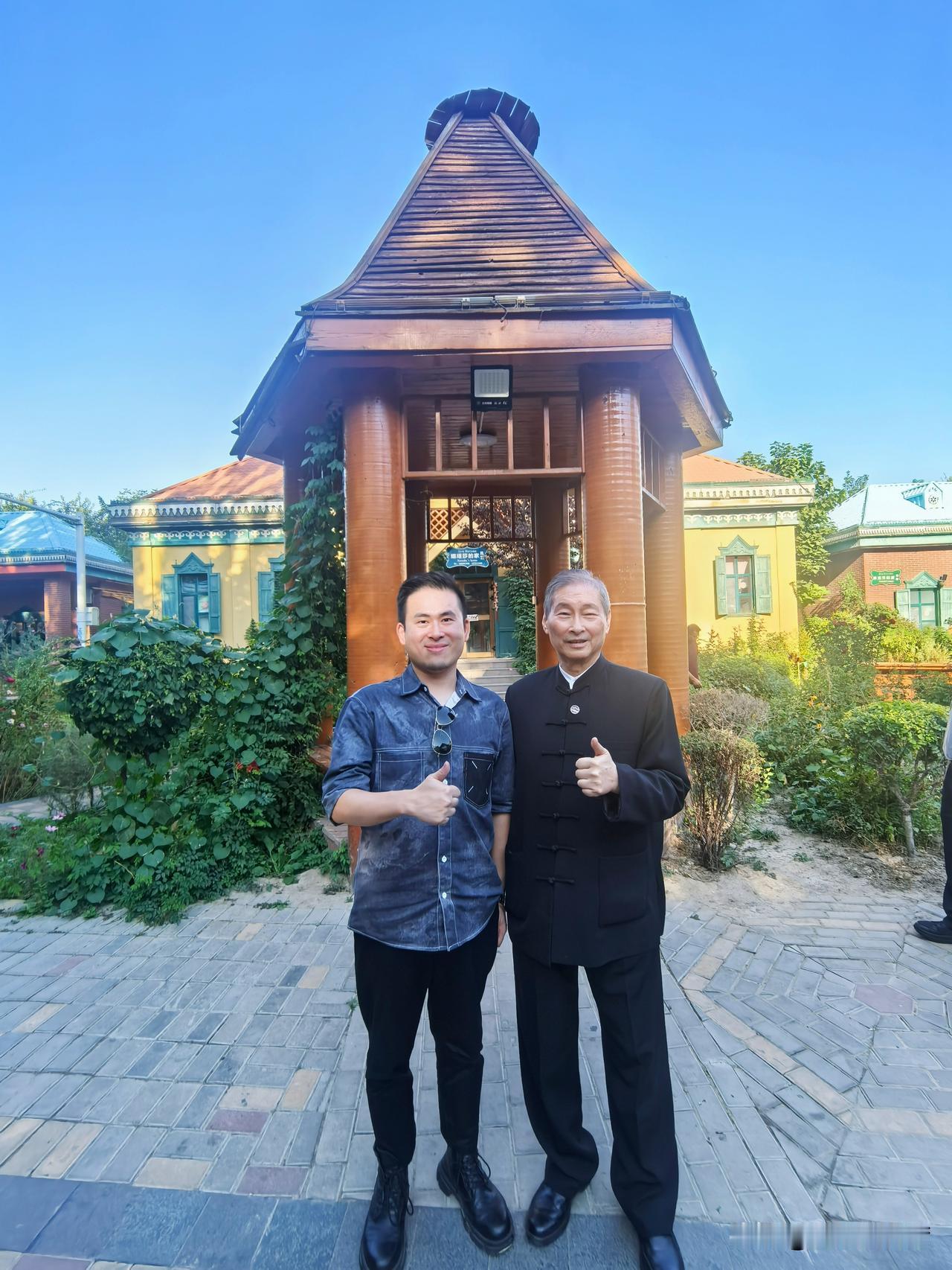 到了伊犁哈萨克自治州的首府伊宁市，一大早出门时还有些凉意，等中午来到当地少数民族