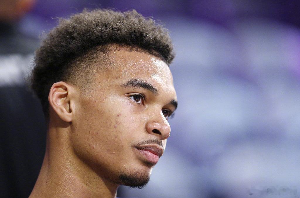 起猛了看到詹姆斯在踢世界杯 喀麦隆球员姆贝乌莫凭一己之力让NBA和世界杯产生了交