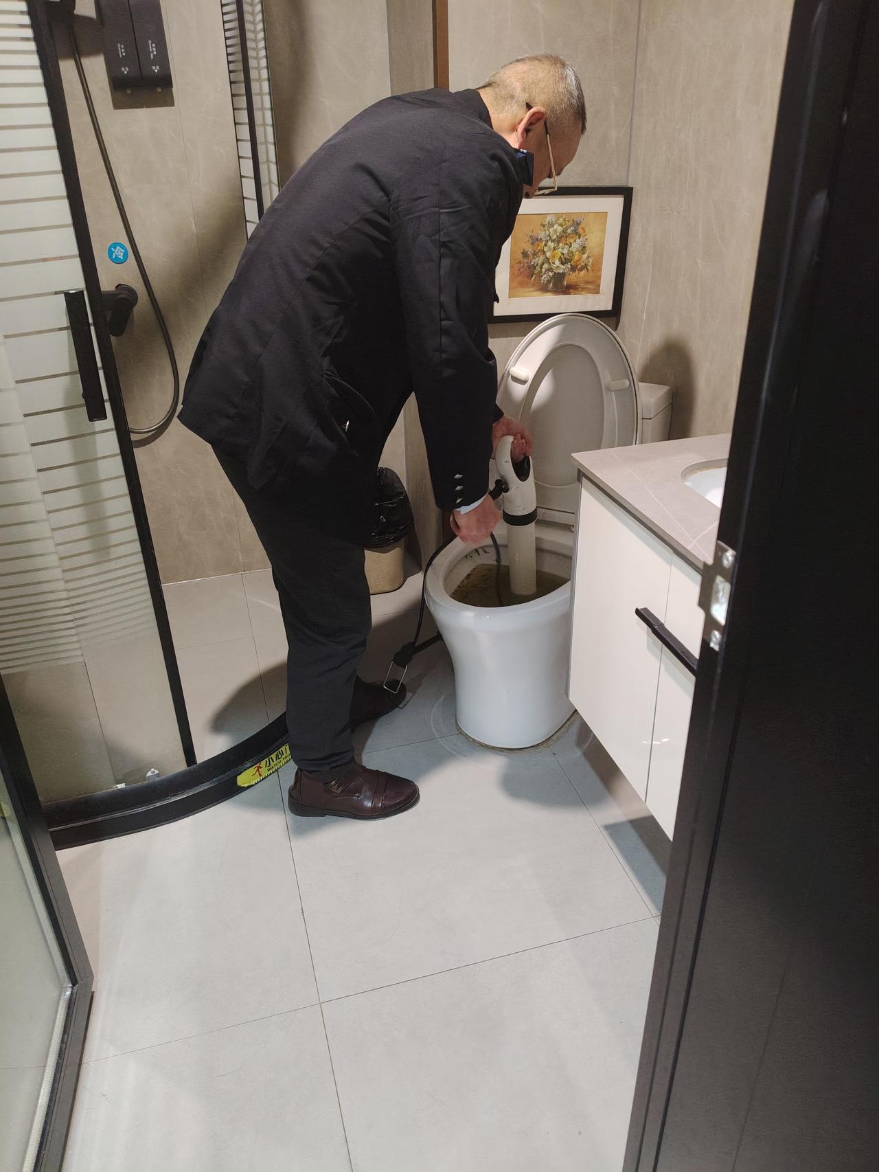 倒霉房间，马桶堵了[流泪][流泪][流泪]