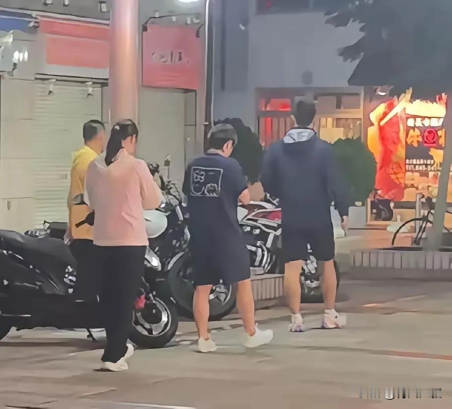 陈幸同是个敞亮人，横滨冠军赛赢球拿到奖金后立马请大家吃饭！

鳗鱼，陈熠，蒯曼一