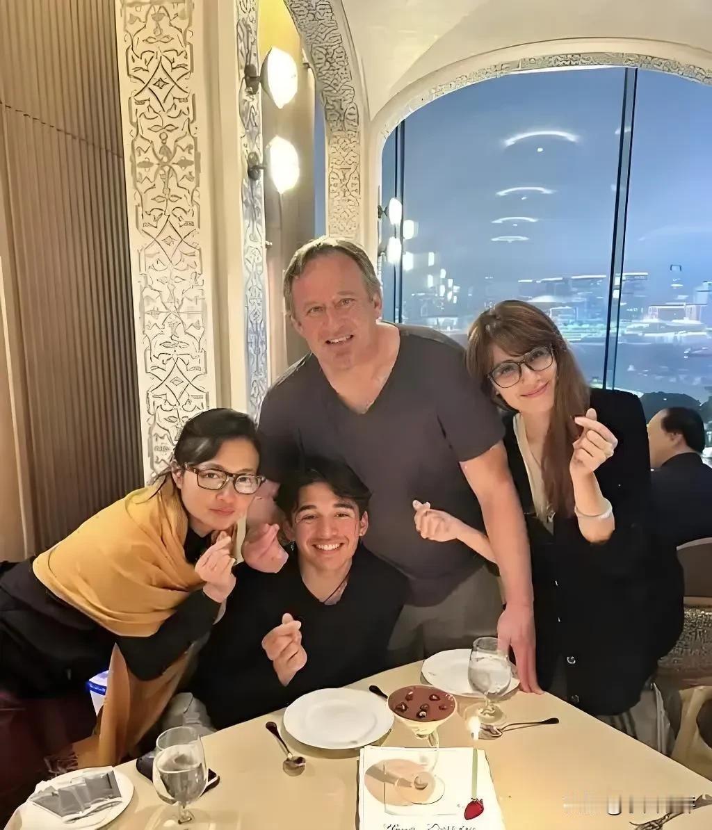 “最美郭襄”李绮红一家的近照。55岁的李绮红如今定居在加拿大海拔1500英尺的山