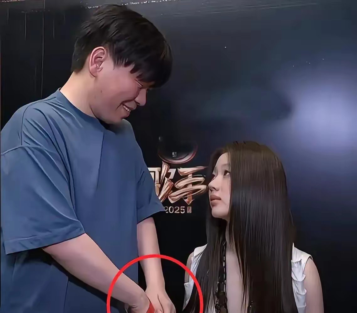 单依纯 邓丽君单依纯这波操作真是让人心疼。别人苦口婆心劝她清醒点，她倒好，扭头就