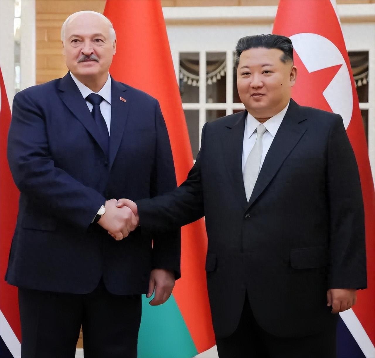 卢卡申科的专机25号直接降在平壤顺安国际机场，朝鲜把欢迎规格拉到最高。外务相崔善