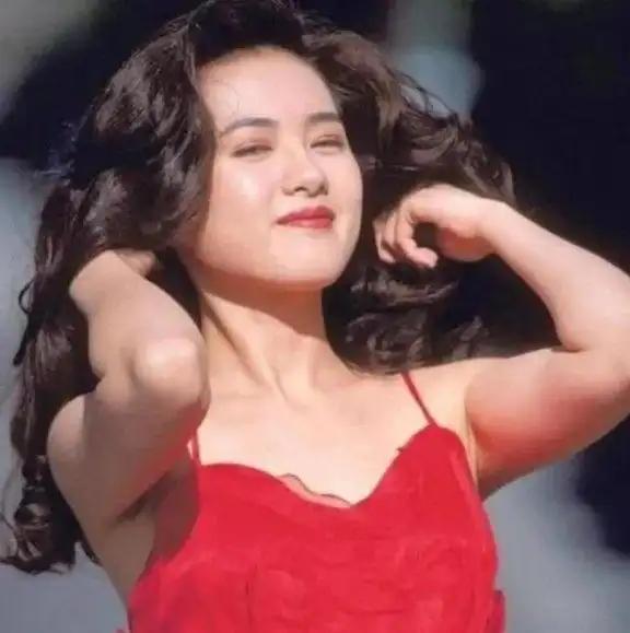 1996年，马上就要结婚的李丽珍，因为禁不住王晶高达400万片酬的诱惑，选择再次