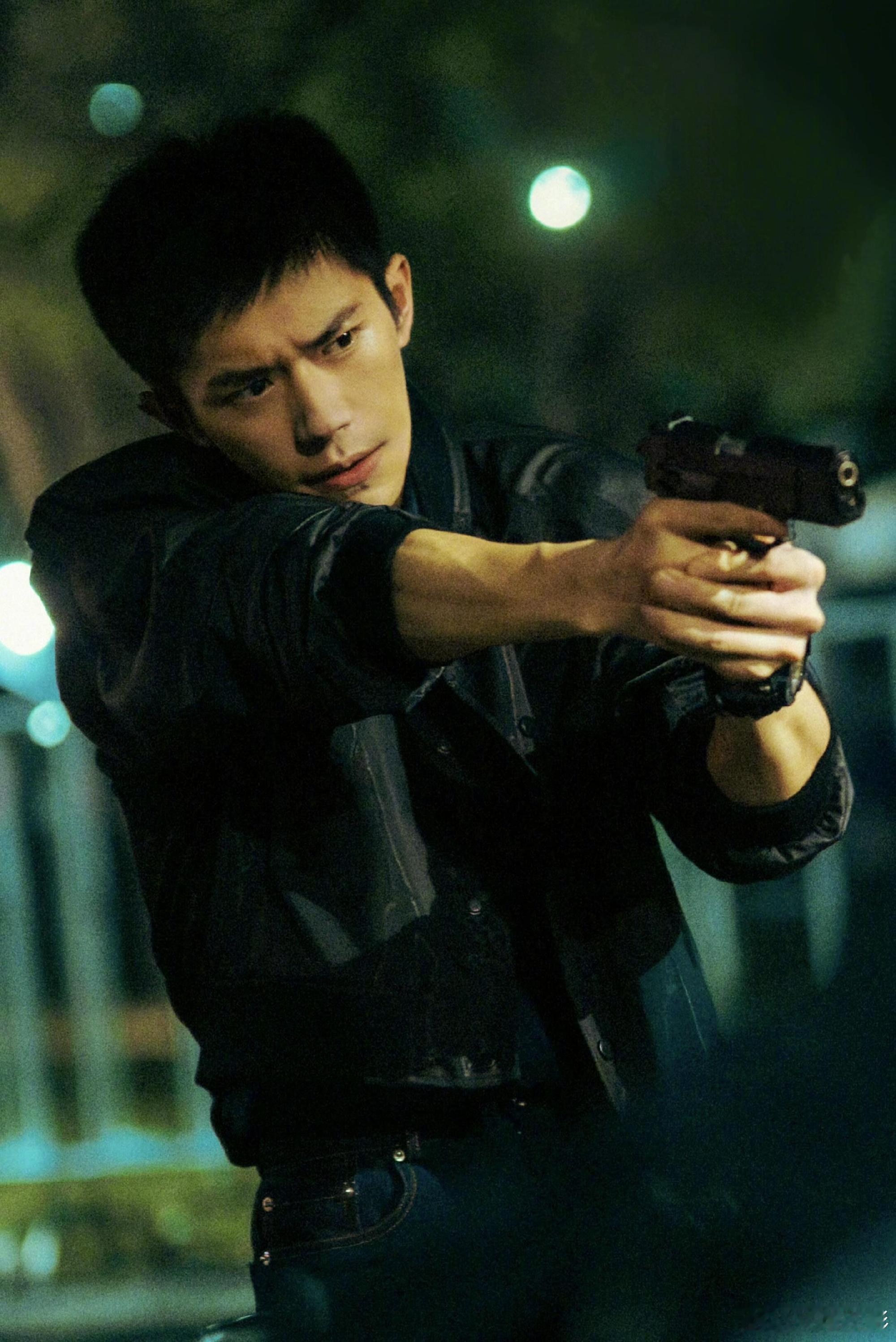 谁懂易烊千玺最后一个背影的力量 严迪那个背影太沉重了，五年的挣扎义无反顾全压在里