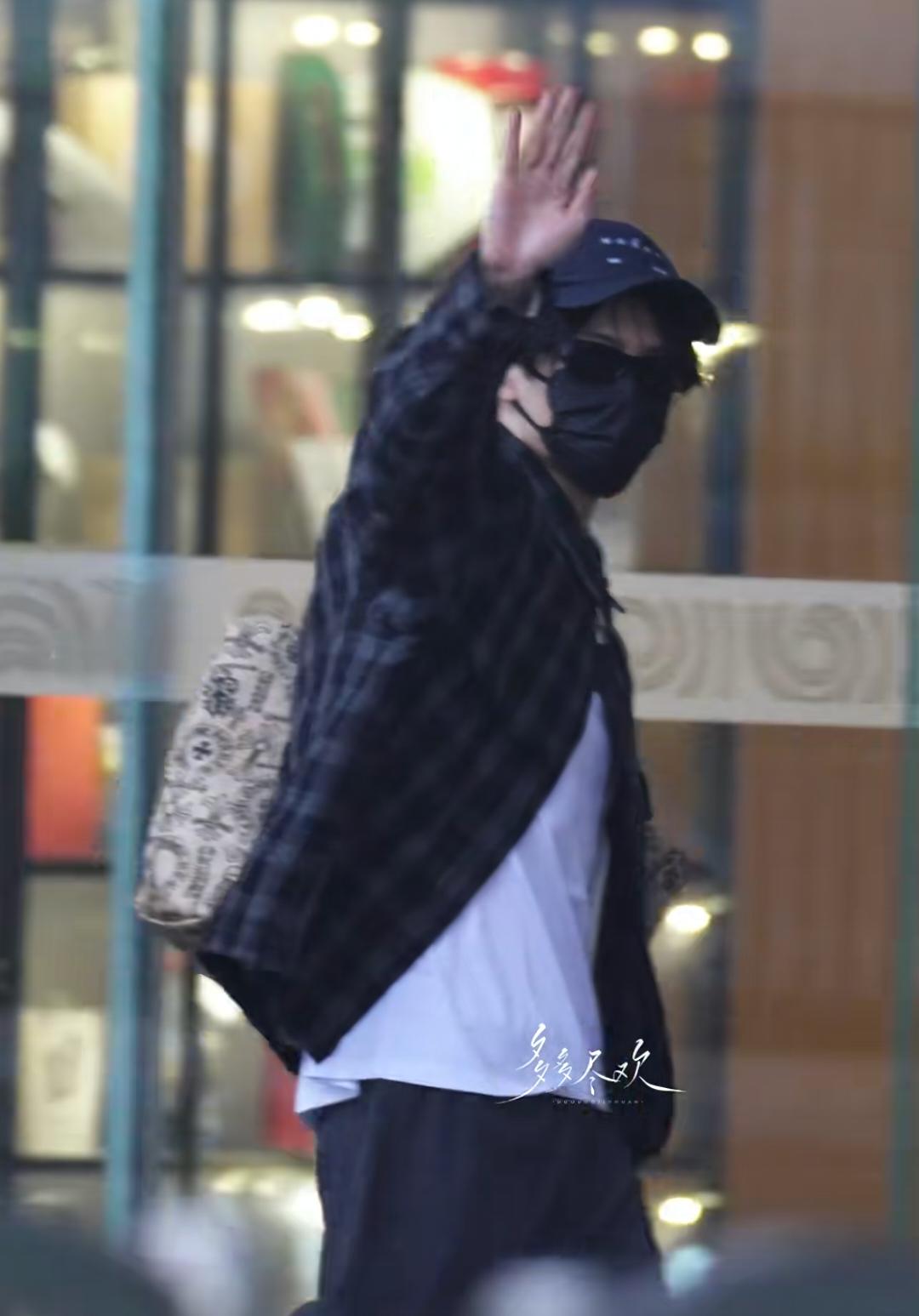 我天，这一大早檀健次就要从北京赶回横店拍戏了，这回家也只能待一晚呀，昨天更是直接