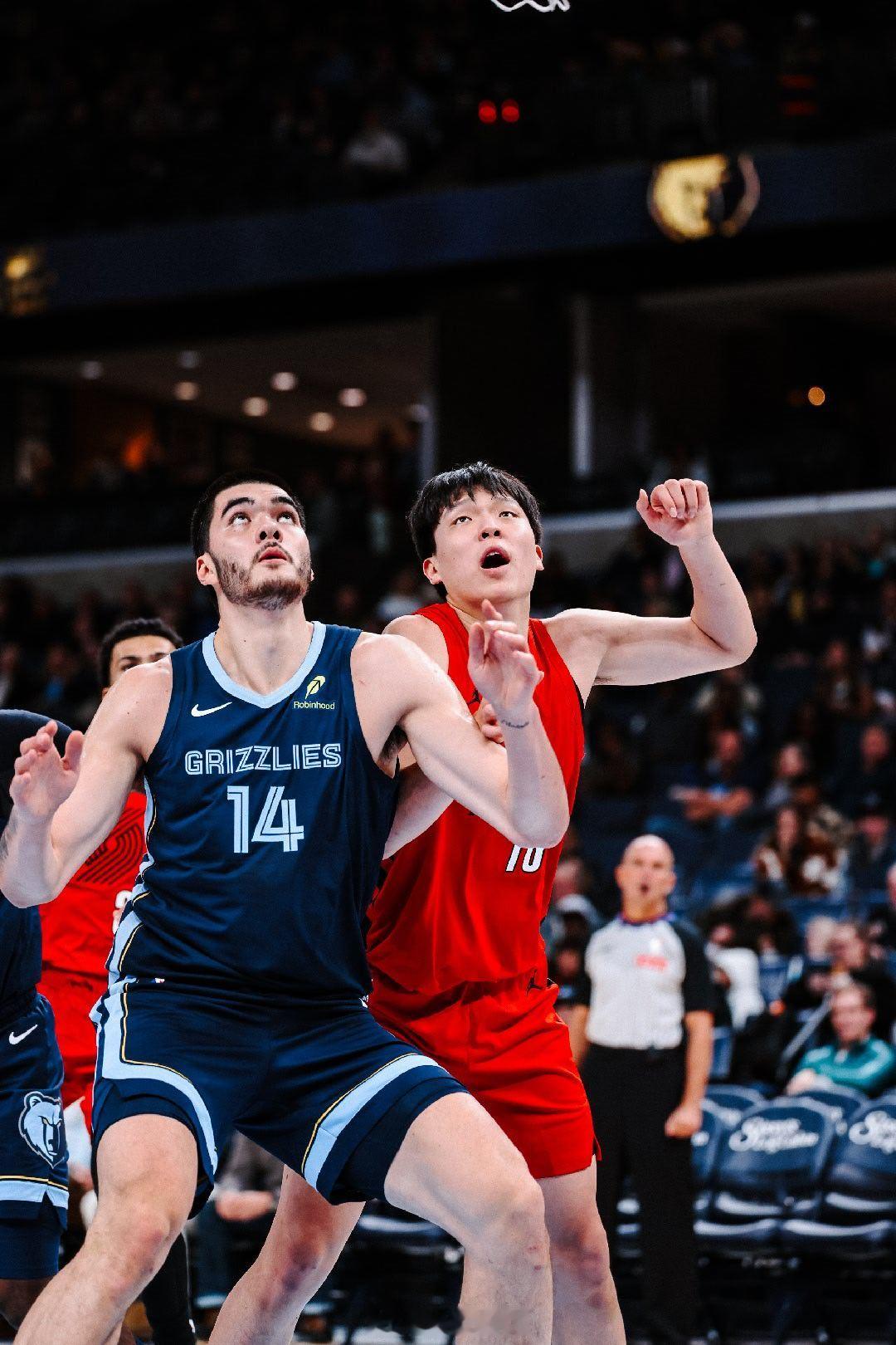 杨瀚森8分钟4次犯规 不是一个量级的，找不足，努力训练吧。也别嫌球迷批评。不敢攻