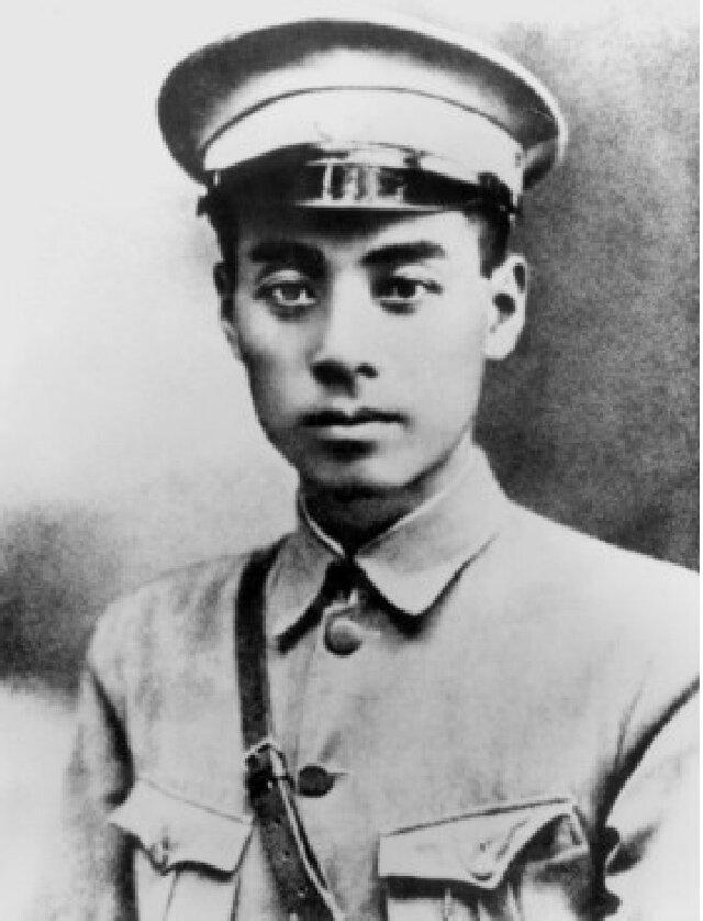 1927年，周总理不幸被捕，牢房内一国军团长看到后，突然把一件军装递过来，总理一