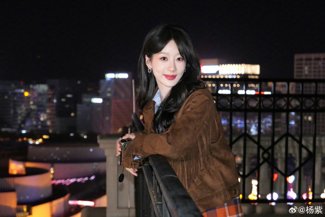 杨紫说风里有秋天的味道了杨紫天凉好个秋！杨紫天凉好个秋 ​​​
