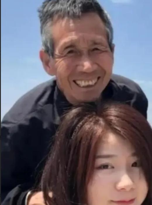 1997年，河南一个50岁光棍，捡回1名女婴。不料，送她读书后，她竟怒问：“穷到
