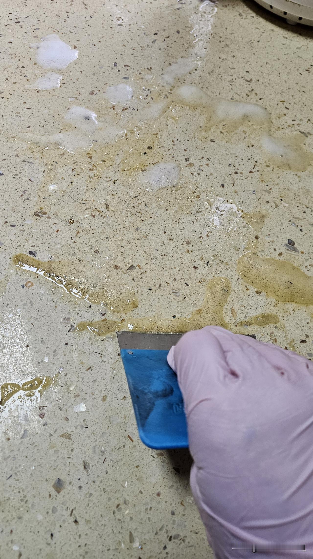 昨天真是郁闷，去赶往客户家干活，骑车在马路上不知道什么东西飞入我眼睛里了，难受死