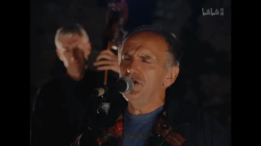 “坦诚、自由的去爱和生活”

“秋天就是，希望所有人都爱我，特别是我不爱的人”