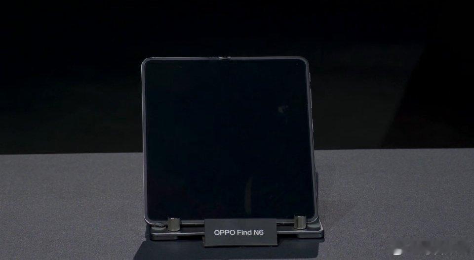 第一次见息屏状态下的OPPO Find N6 ，这是Find N6在经过超 10