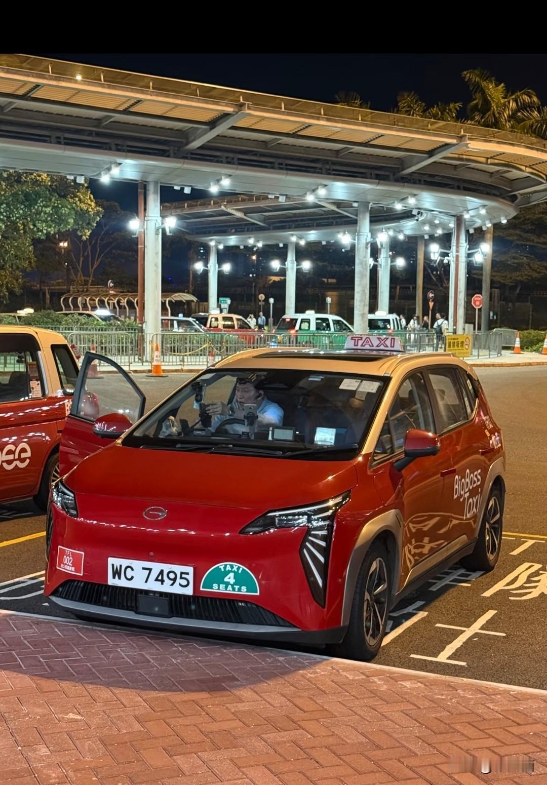 香港部分“红的”引入了大陆广汽的新能源车型，用以取代部分从日本进口的丰田车。可以
