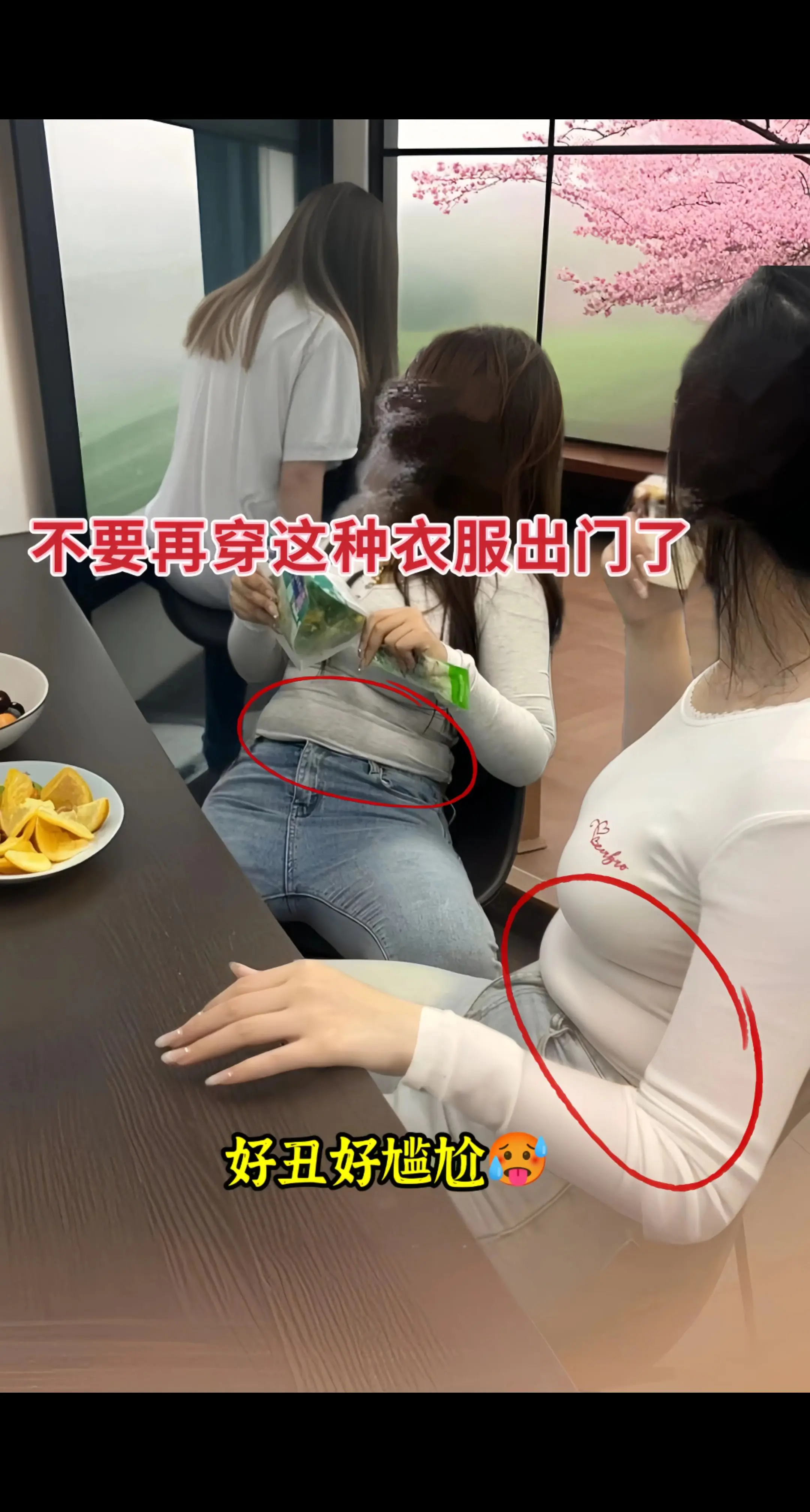 被追着问的春季新款套装来咯～娃娃领衬衫+刺绣牛仔马甲半身裙，三件套的巧...