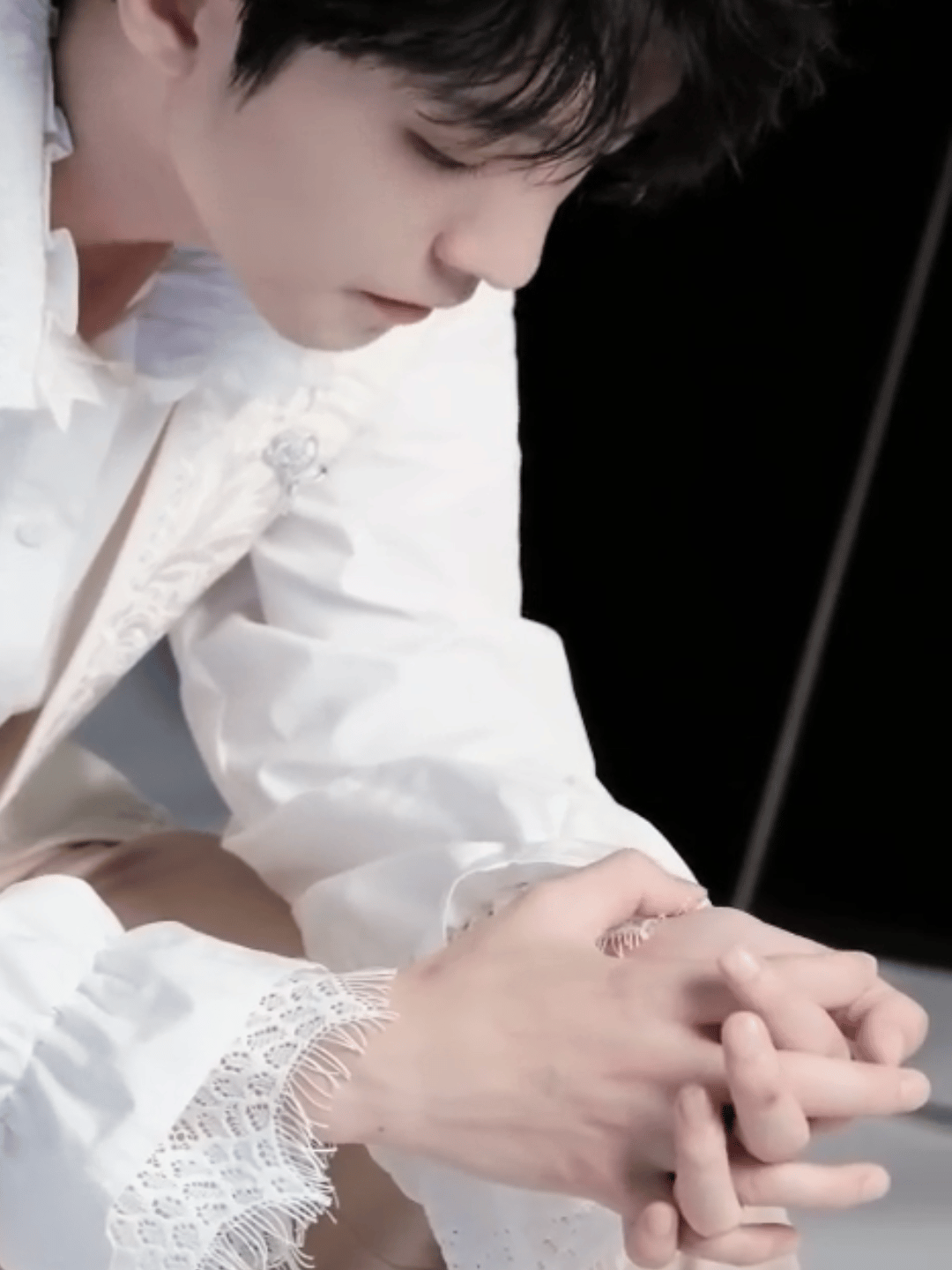 一边哼歌一边搓蕾丝花边，小猫充电回血中🥺😭 