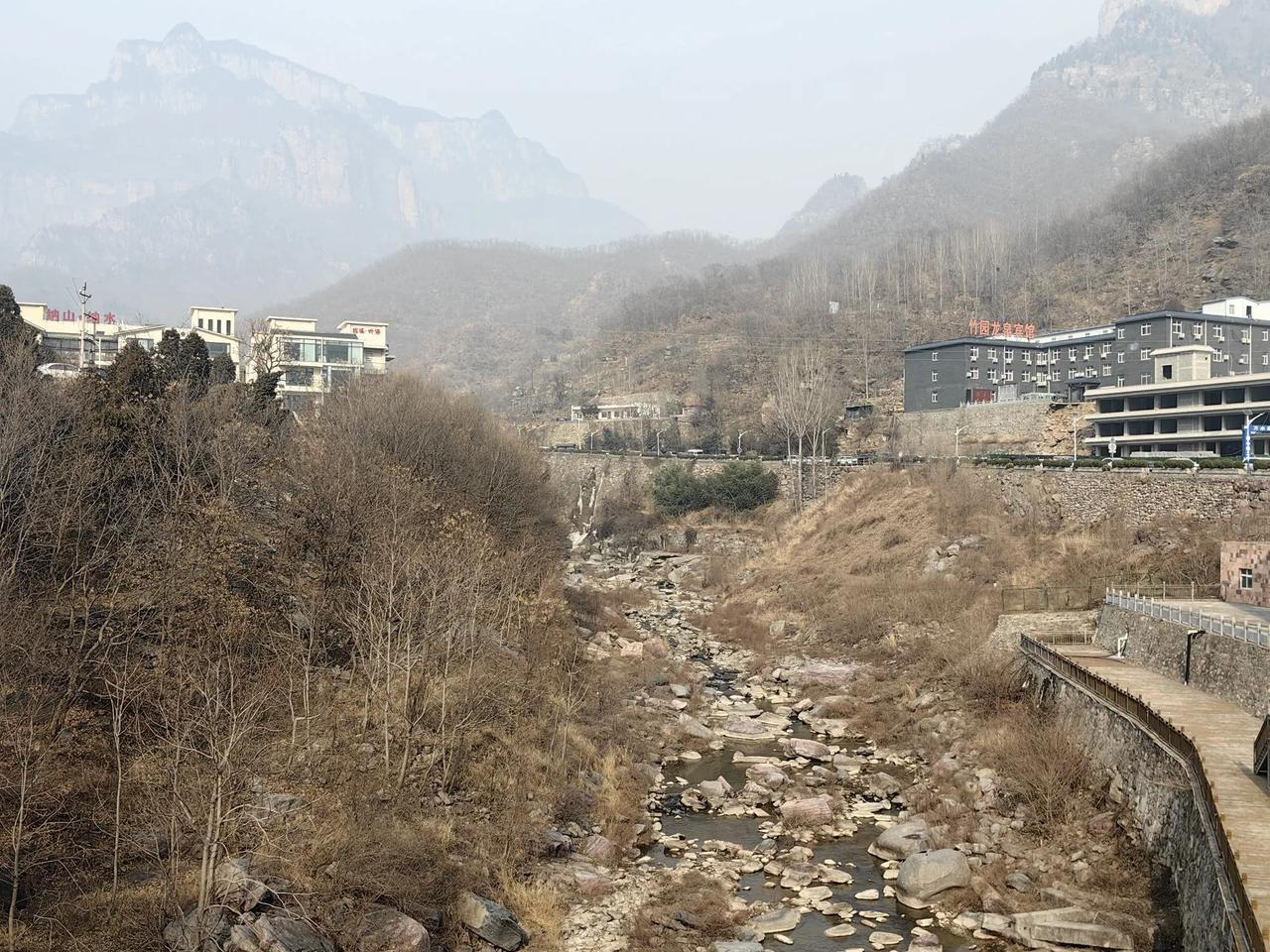 年初五，携朋友两家人浅探河南新乡八里沟。
八里沟地处辉县市南太行山区，山峦重叠，