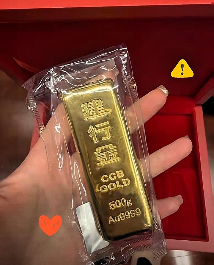 看了今天的金价，
我直接把手里的黄金全卖了，
我的均价是1020一克，今天金价涨