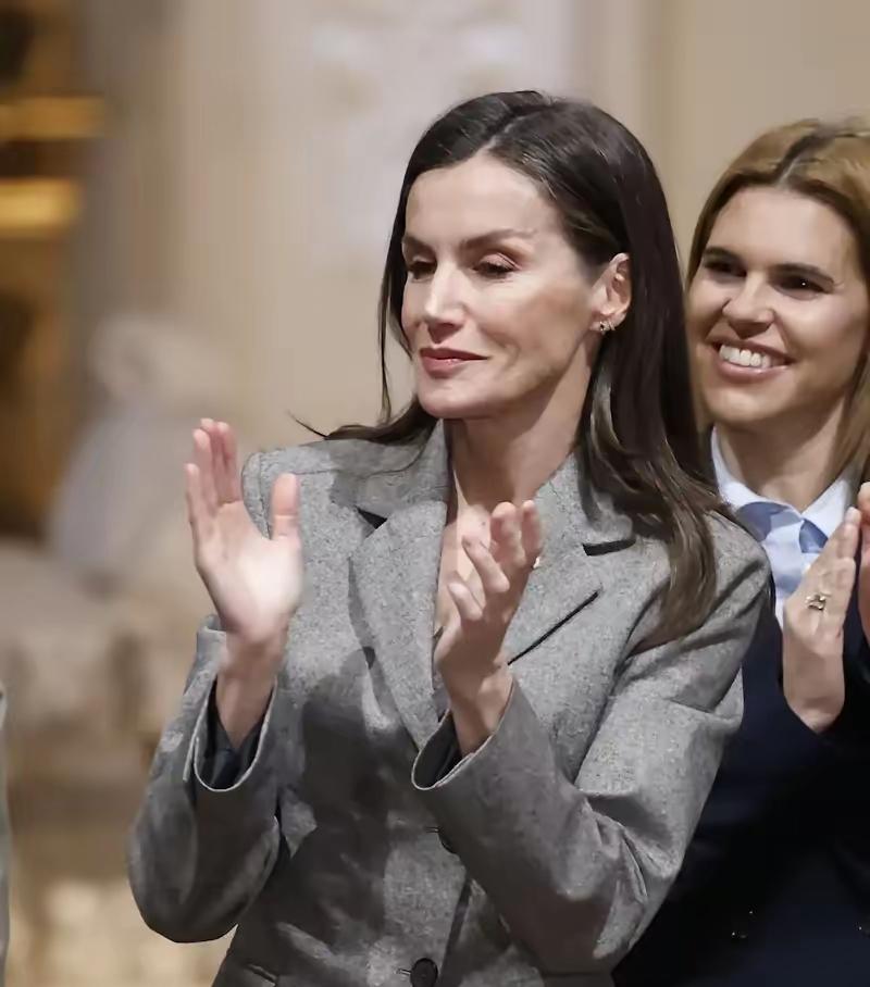 不理国王“绯闻”！莱后淡定自如面对镜头，优雅再一次博好感！
西班牙王室，近期真的