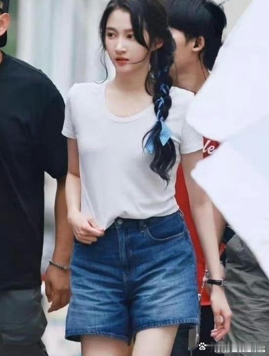 26岁的关晓彤为了新剧角色急速减重，穿上牛仔裤露出纤细如筷的双腿，验证了“一瘦遮