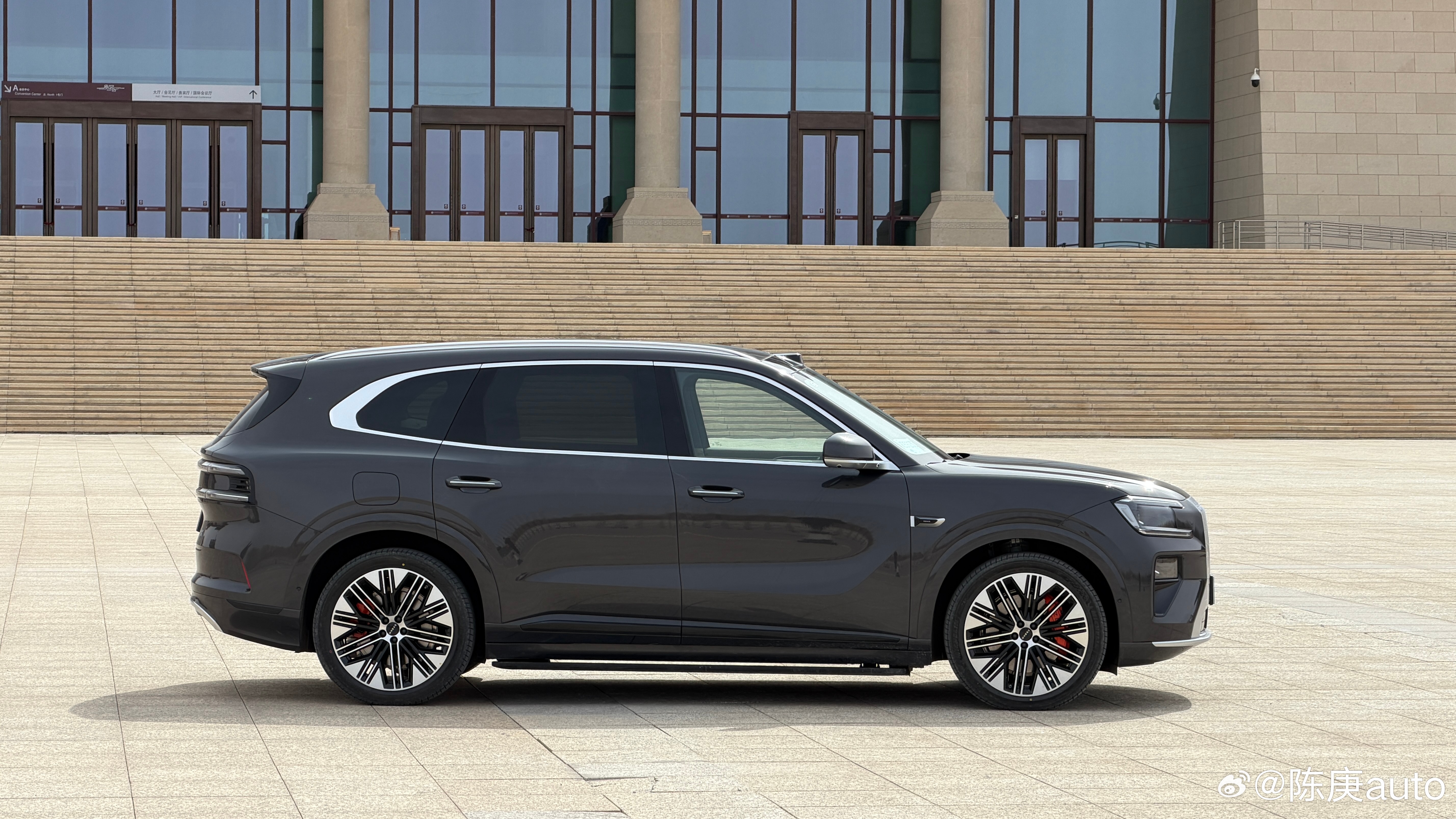 开了那么多忽忽悠悠大船一样的新能源SUV，突然有一辆在行驶层面回归驾驶应有的体验