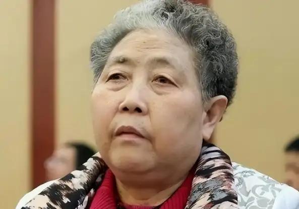 1996年，老干妈创始人陶华碧，四处求人提供玻璃瓶，可因为规模小被所有人拒绝，只