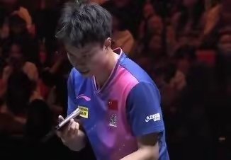 WTT球星挑战赛多哈站男单1/32决赛：周启豪3-2击败维卡诗·塔卡wtt球星挑