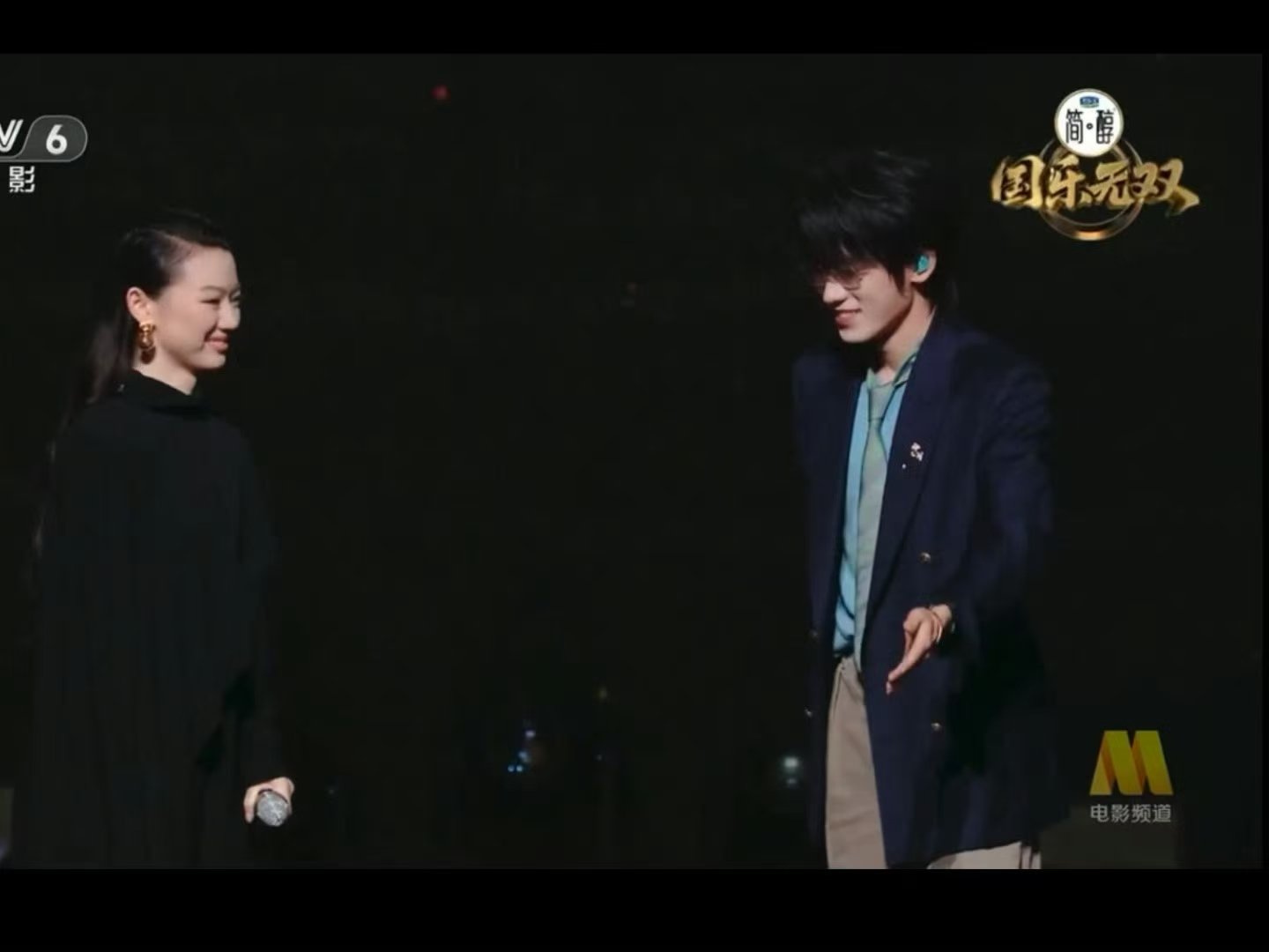 宋亚轩对战单依纯宋亚轩单依纯碰拳 ！ 宋亚轩对战单依纯！ 