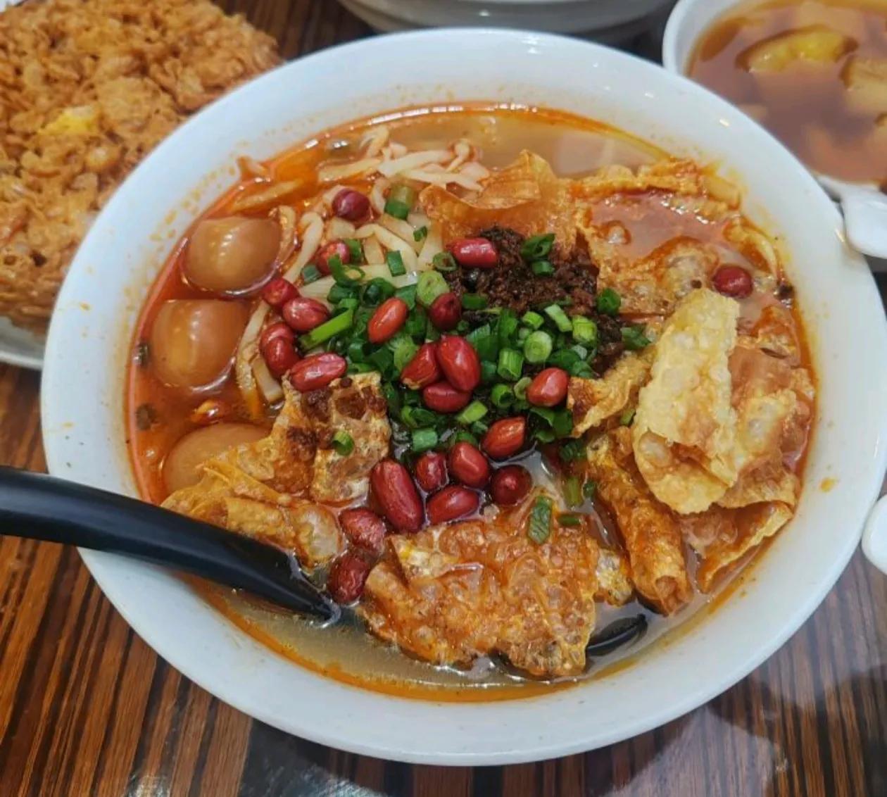 一间小小的螺蛳粉店，年利润达几百万，你相信吗？
今天下午孩子下课后带她去吃螺蛳粉