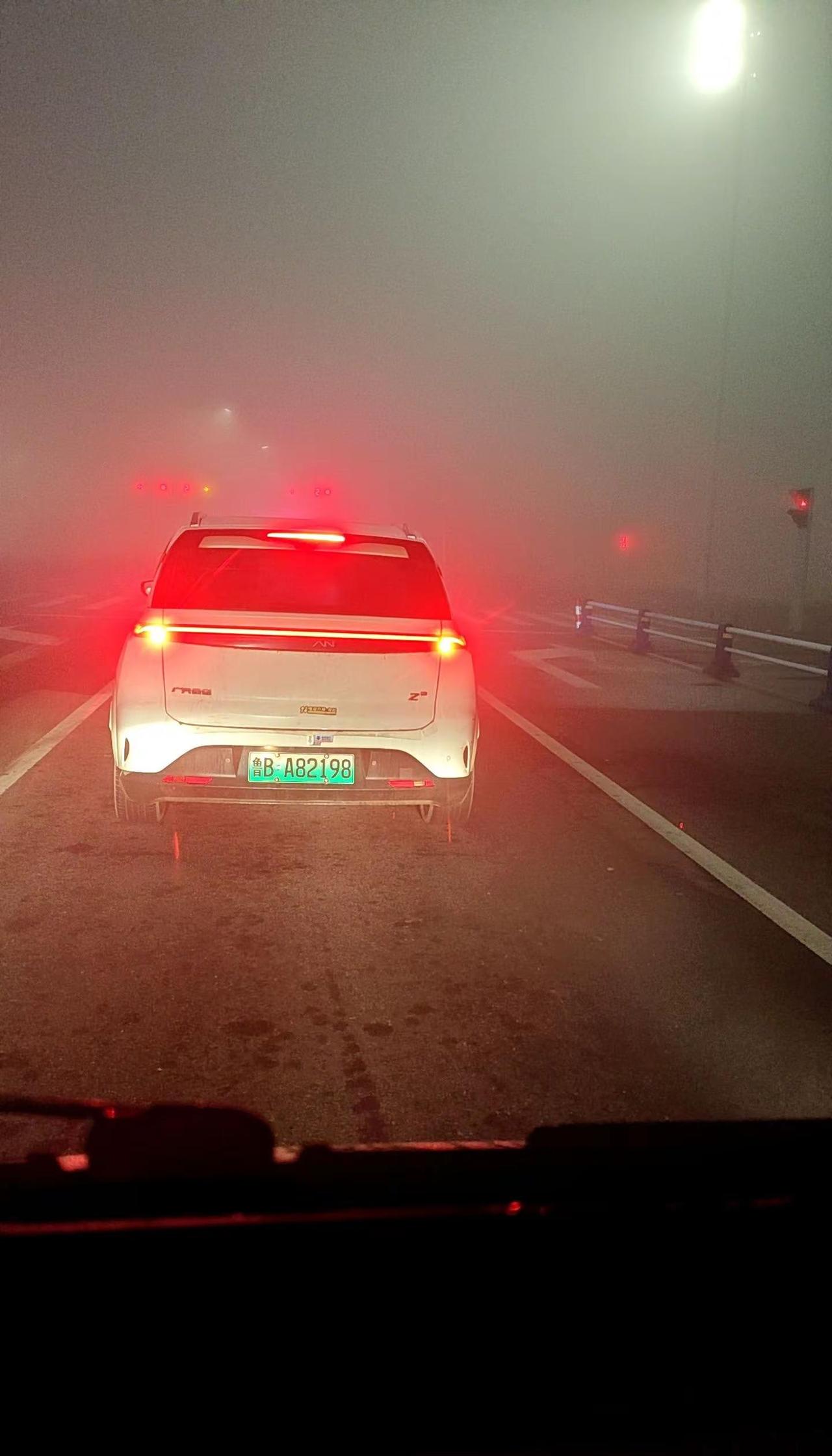 我是谁？我在哪？今天阜阳的大雾天气把我整不会了，自信的以为天天走的路。不会错，越