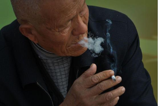 老年人需要戒烟吗？医生叮嘱：过了60岁以后，戒烟要注意这3件事。

一说到戒烟，