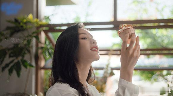 #刘诗诗与白西装的适配度# 刘诗诗是气质女神真的不是吹的，一个简单的白西装都穿的
