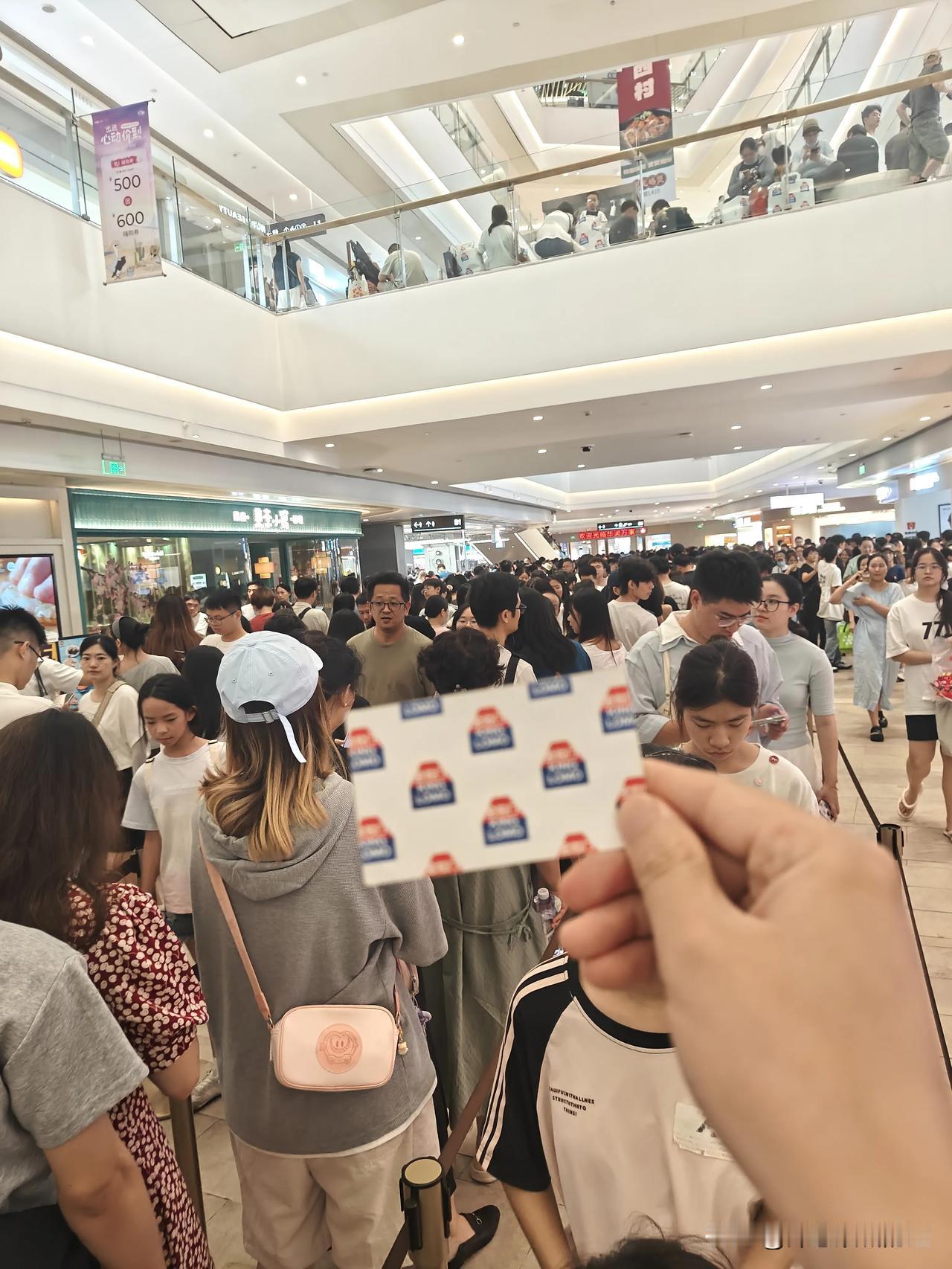 第一次买零食排队1小时。
金粒门为什么人气这么火爆？老公说带我和娃去见识一下深圳