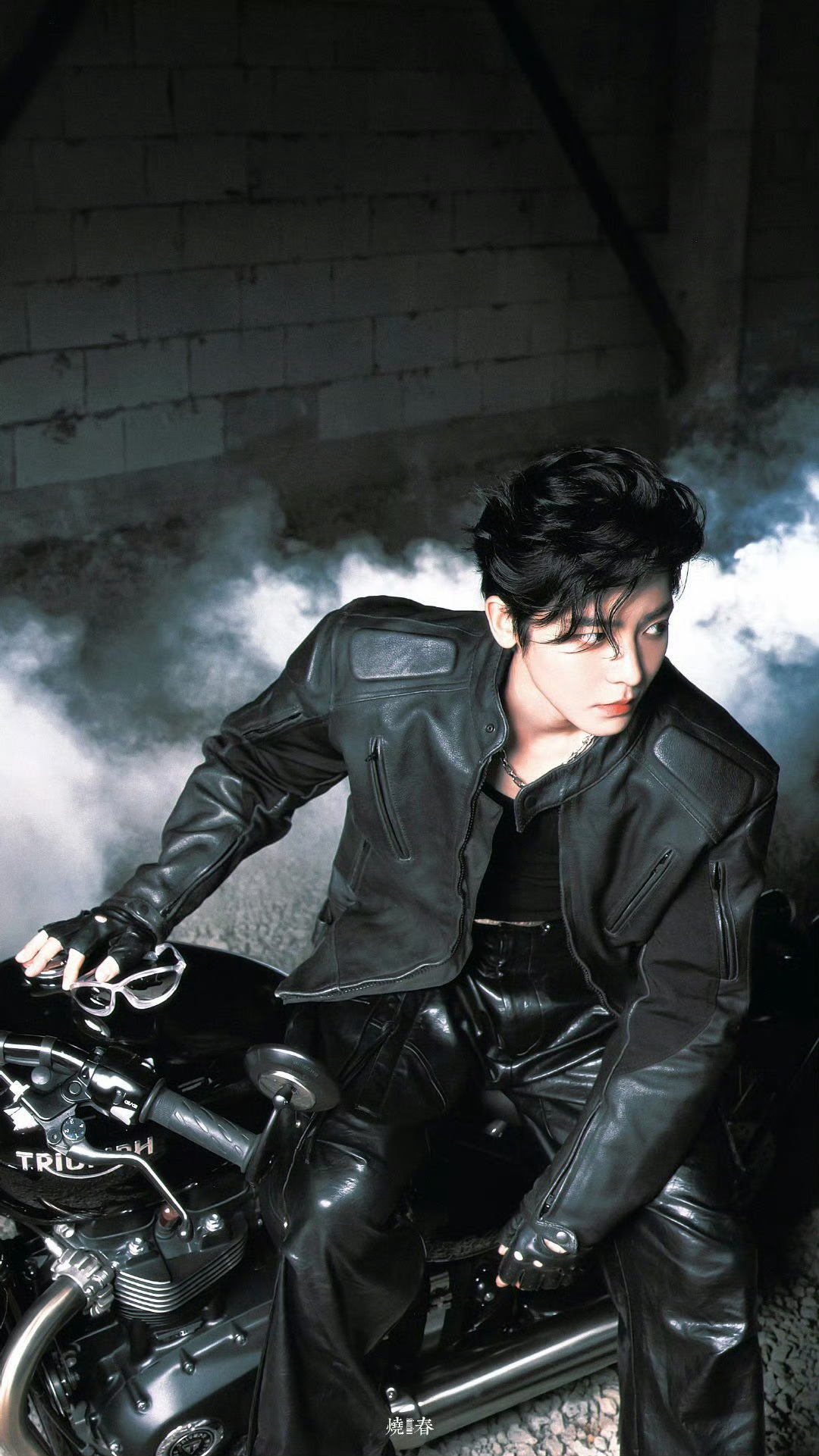 侯明昊壁纸，时尚感十足[抱一抱]（图源水印）#侯明昊 很强的自我保护意识# ​​