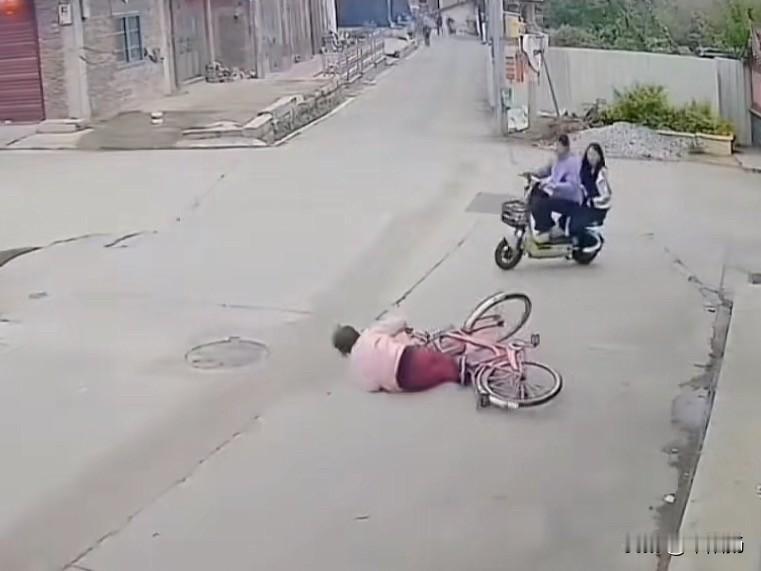 近日，关于骑自行车老人索赔两位骑电动车女孩22万元的无接触判赔引起热议。赞同者说