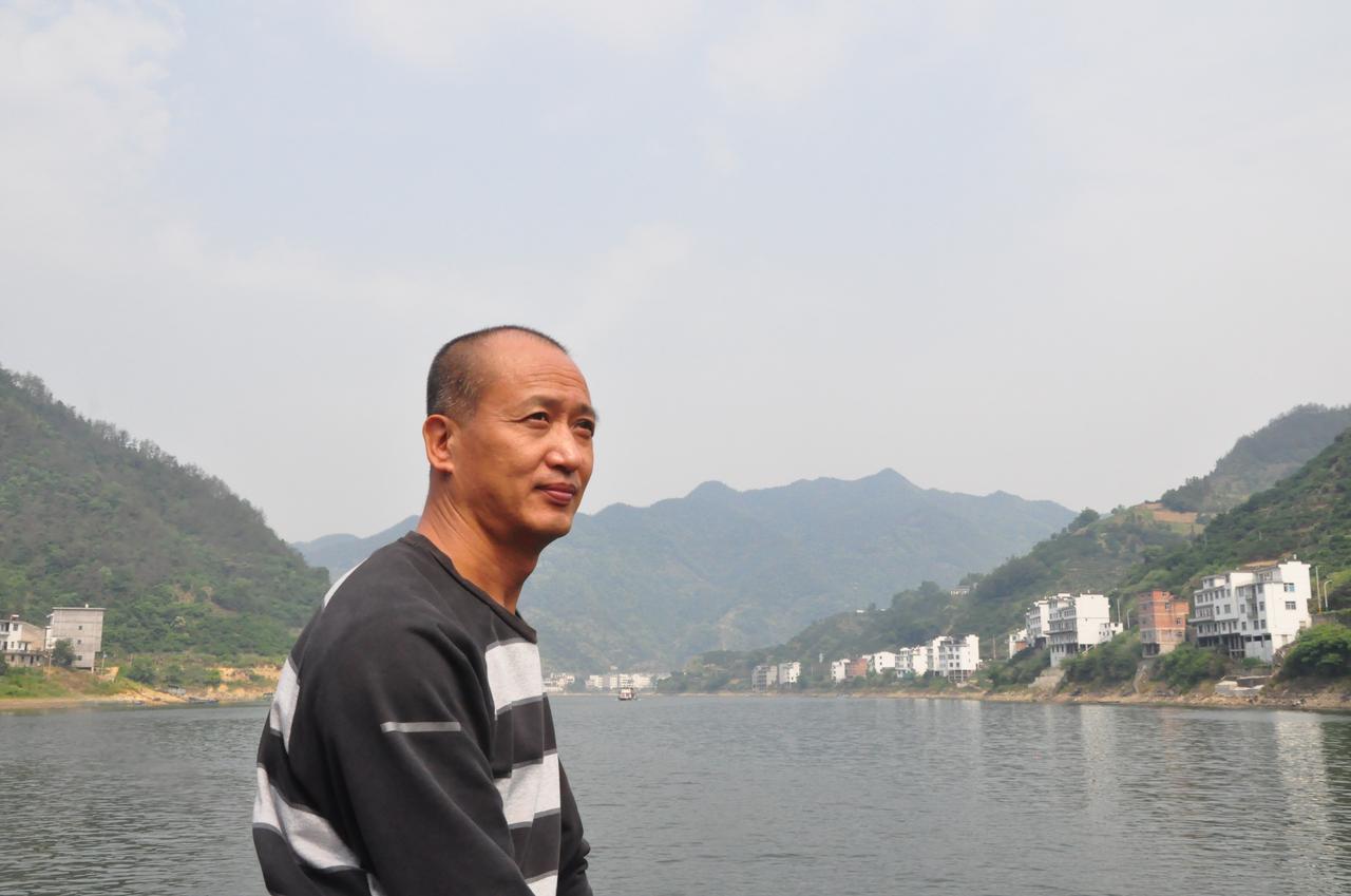 我们刚刚决定五一节要去杭州，毛驴马上就和小强订票要到杭州与我俩会合。去年的五一节