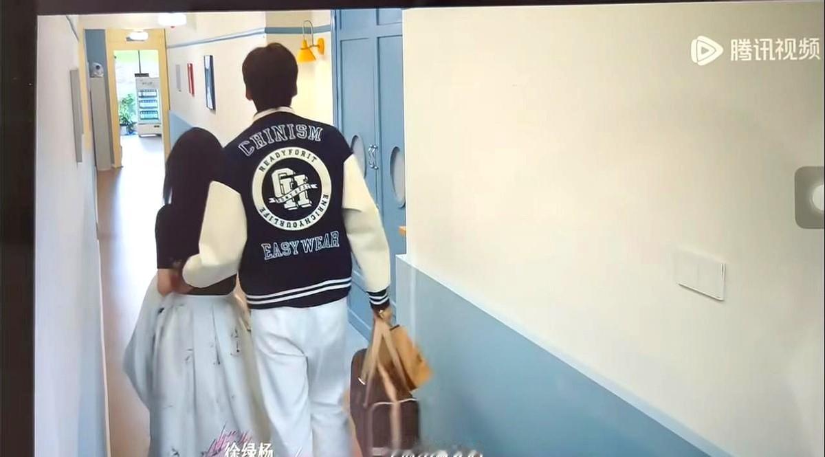 糖来啦！周佑凌几个小动作，暴露了他有多喜欢柳柳。
周佑凌下意识地用摸头回应着柳柳