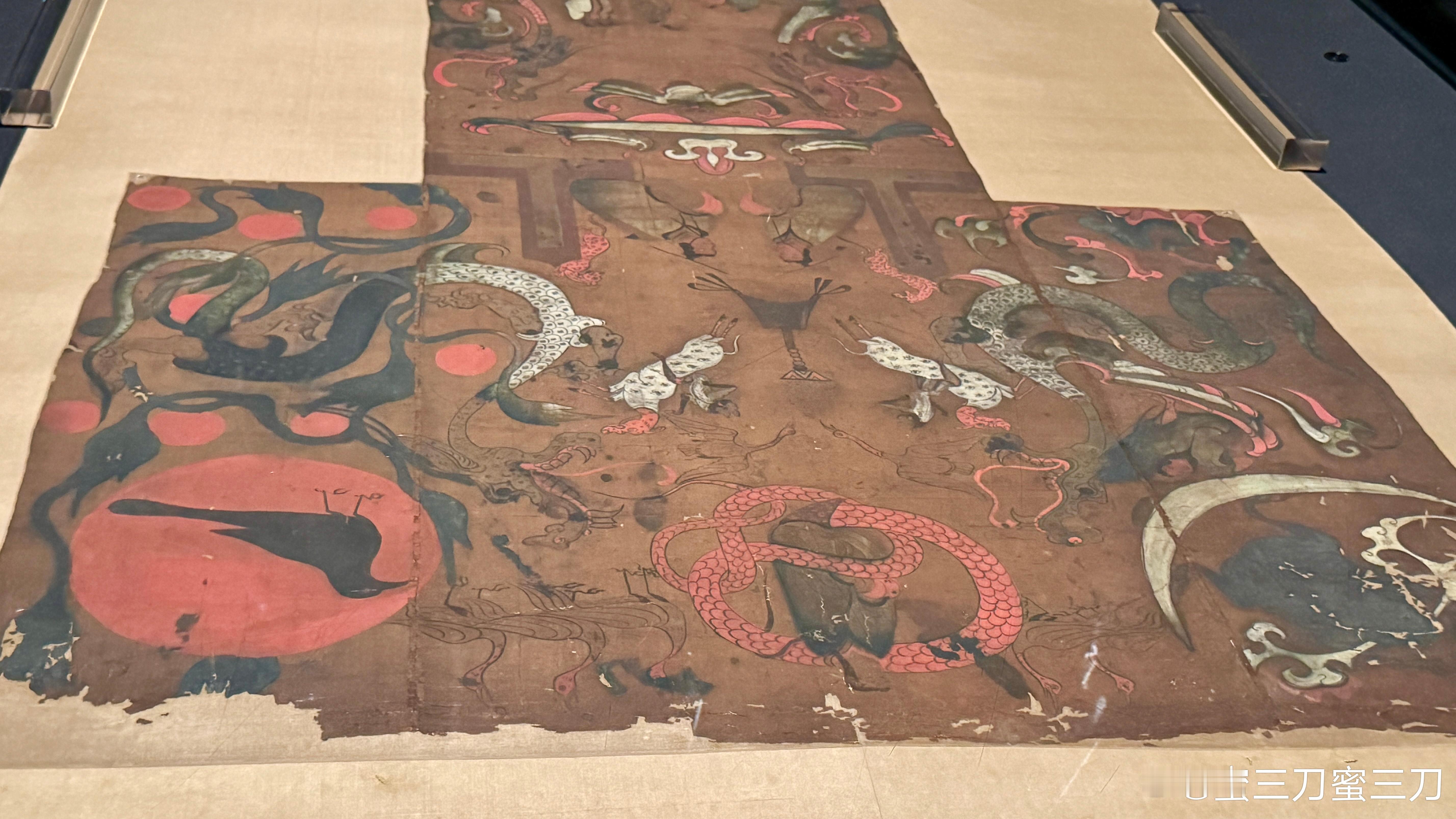赶个晚集，来中华艺术宫看马王堆一号墓T形帛画原件，明天就要撤展啦。 